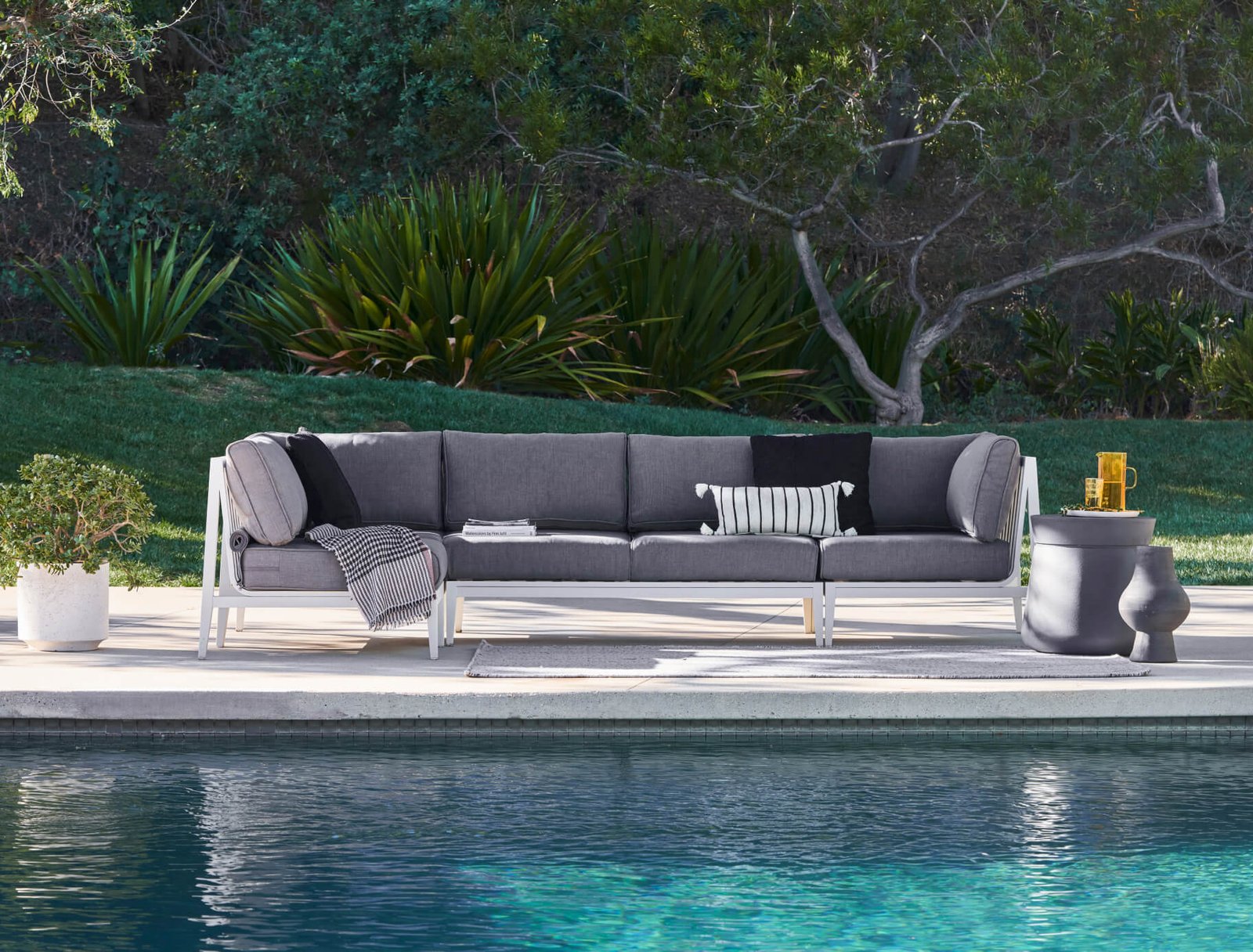 White Aluminum Outdoor U Sectional - 7 Seat - Image 13