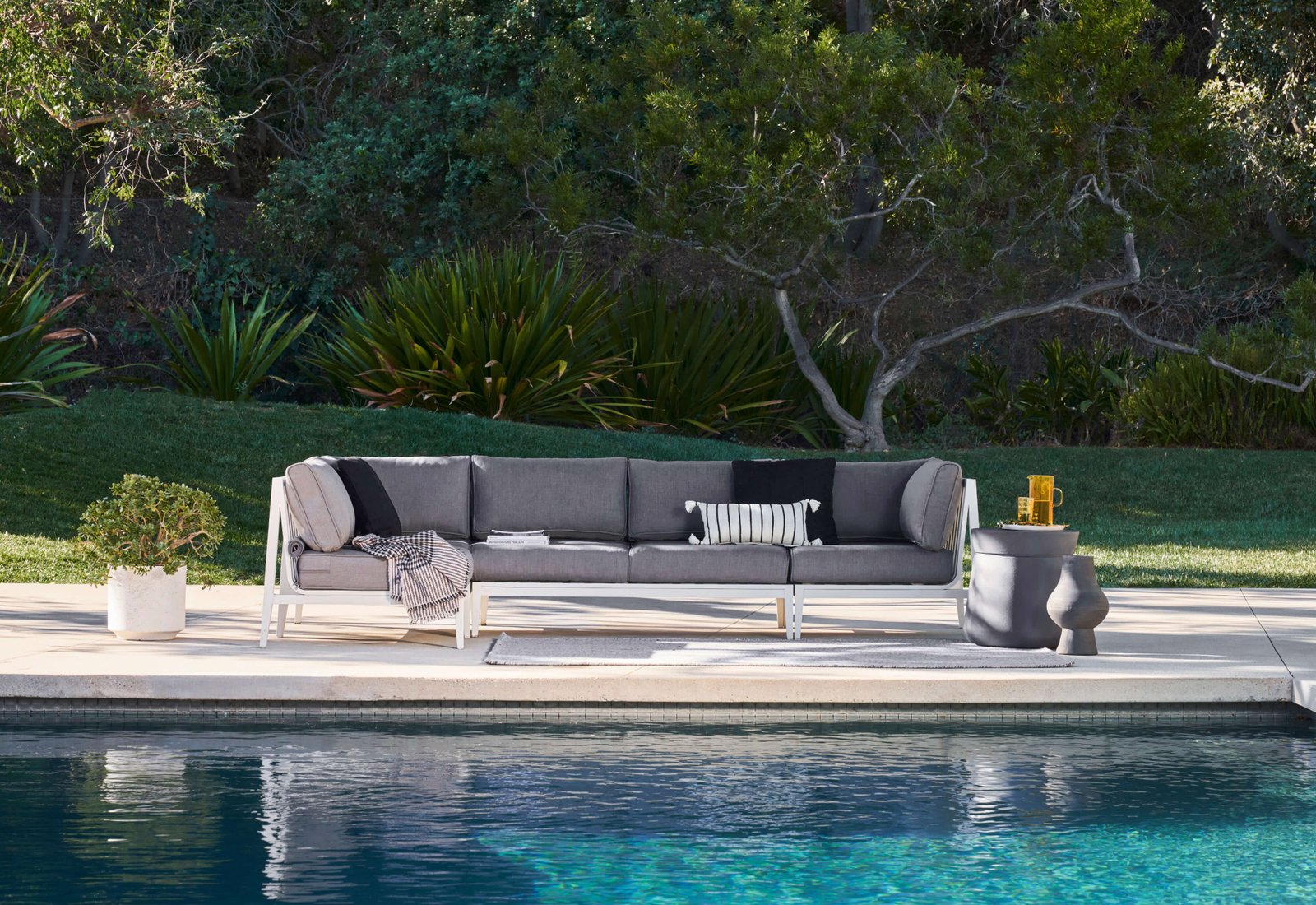 White Aluminum Outdoor U Sectional - 6 Seat - Image 19